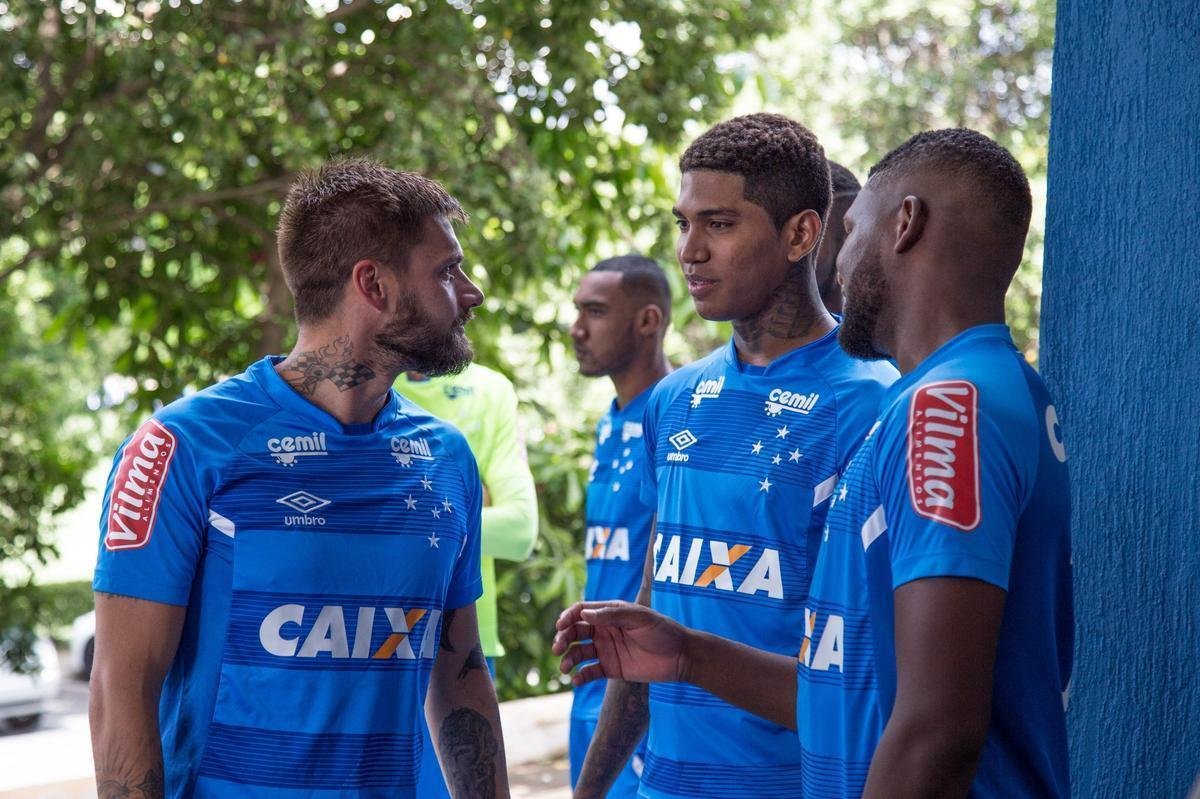 Fotos de divulgao do Cruzeiro das atividades realizadas na reapresentao