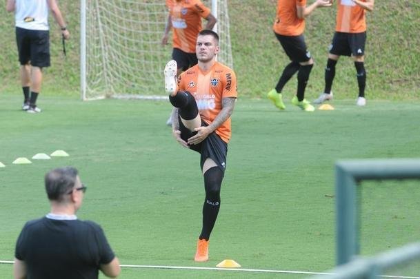 Treino do Atltico nesta segunda-feira, na Cidade do Galo, contou com a volta do meia  Juan Cazares. Direo no chegou a acordo para vend-lo a clube saudita. Tcnico Rafael Dudamel relacionou 23 jogadores para a viagem a Santa Fe, local da estreia na Sul-Americana, quinta-feira, contra o Unin-ARG. Jogador equatoriano ficou fora da lista.
