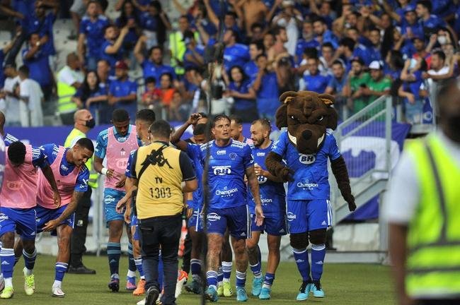 Com gol de Edu, Cruzeiro venceu Brusque por 1 a 0 no Mineiro pela segunda rodada da Srie B. Time e comisso tcnica comemoraram com a torcida no Gigante da Pampulha