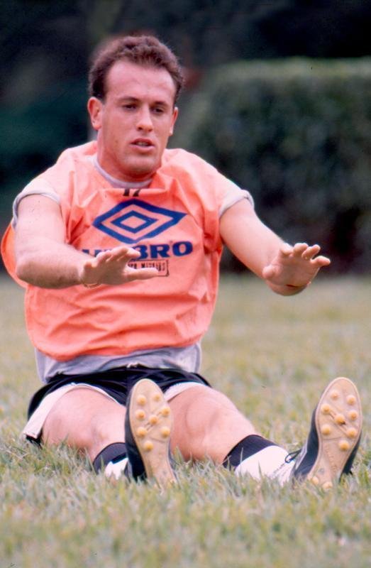 Fernando Kanapkis - O zagueiro uruguaio Fernando Kanapkis jogou no Nacional em 1992. Depois, foi contratado pelo Atltico, onde ficou entre 1993 e 1994. Foram 27 jogos e 1 gol. Ele chegou cercado de expectativas, mas no rendeu o esperado no clube. Pelo contrrio, ficou marcado por ser 'humilhado' pelo ento jovem Ronaldo, no clssico contra o Cruzeiro. Em um clssico disputado no dia 6 de maro de 1994, no Mineiro, Ronaldo marcou os trs gols da vitria por 3 a 1 da equipe celeste. Alm disso, em um drible na lateral do gramado, cortou Kanapkis duas vezes, que chegou a cair no cho, na tentativa de parar o Fenmeno. Em 1995, voltou ao Nacional, onde ficou at 1998.