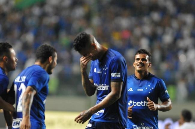 Emocionado, Richard homenageia irmo em gol pelo Cruzeiro