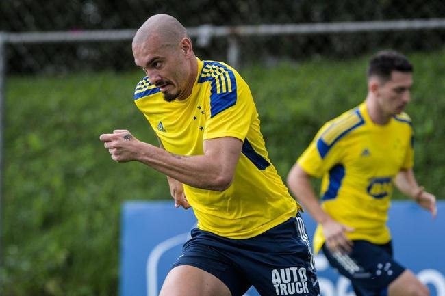 Maicon, zagueiro, 33 anos