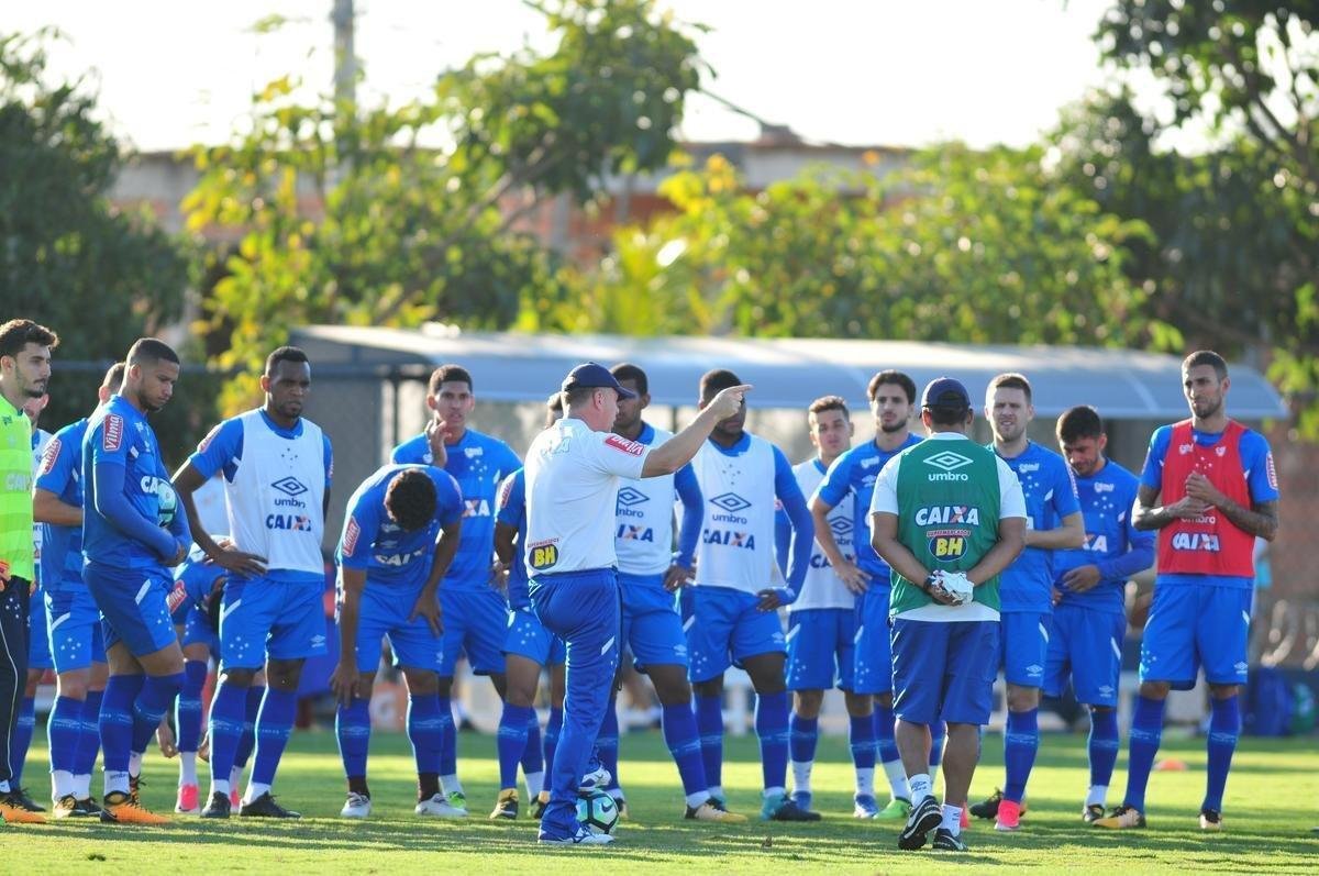 Imagens do treino do Cruzeiro desta quinta-feira, na Toca da Raposa II (Alexandre Guzanshe/EM D.A Press)