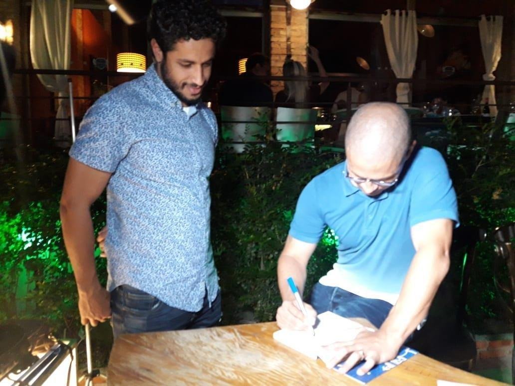 'Quem viveu 2003, ter boas recordaes. Quem no viveu e apenas ouviu as histrias, ter mais uma situao para ler e entender um pouquinho o que houve'. Com essas palavras, Alex convocou os torcedores do Cruzeiro a prestigiarem a obra '2003, a Trplice Histria de um Time Mgico', que conta a histria do elenco que encantou o pas e deu show em trs competies: Campeonato Mineiro, Copa do Brasil e Campeonato Brasileiro. Comercializado por R$ 39,90, o livro de 138 pginas, escrito pelo ex-camisa 10 em parceria com o jornalista Anderson Olivieri, foi lanado na noite desta segunda-feira, na Pizzaria Villa Floriano, Bairro de Santa Efignia, na Regio Leste de Belo Horizonte. Entre vrias personalidades que prestigiaram o evento esto o zagueiro Leo, os ex-jogadores Ricardinho, Augusto Recife, Sandro, Leandro e Ruy e o preparador fsico Antnio Mello.