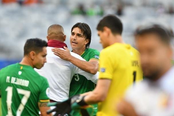 Imagens da partida entre Bolvia e Venezuela