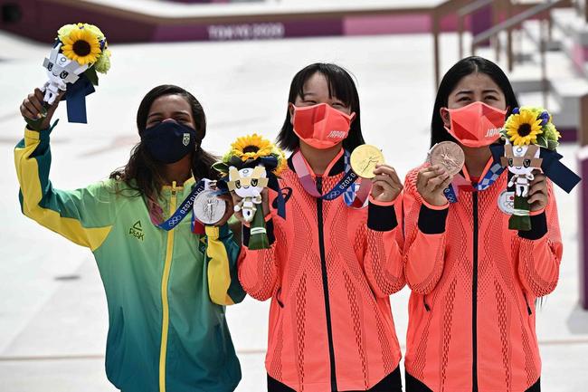 Brasileira Rayssa Leal, de 13 anos, conquista medalha de prata no skate street nos Jogos Olímpicos de Tóquio. Japonesas Momiji Nishiya (ouro)  Funa Nakayama (bronze) completaram o pódio