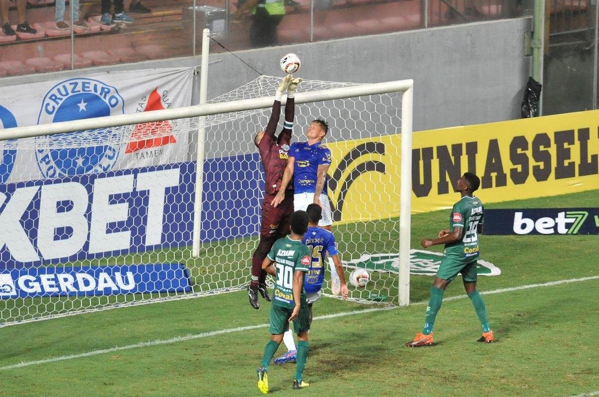 Depois de muito insistir, Cruzeiro abriu o placar com latera-esquerdo Matheus, em cobrana de falta: 1 a 0