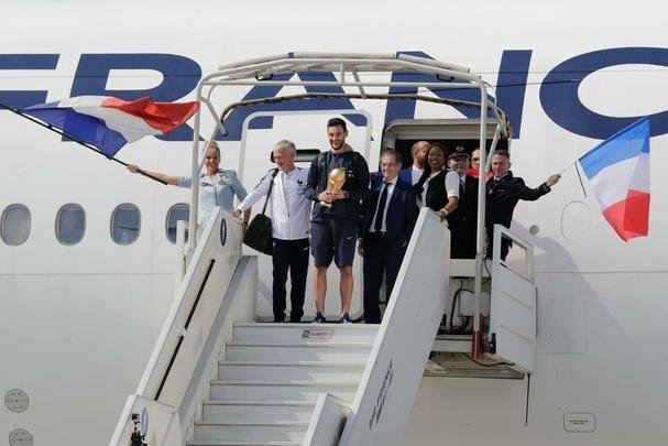 Aps conquistar o ttulo de campe do mundo, Seleo da Frana volta para casa e  recebida com festa no aeroporto de Paris