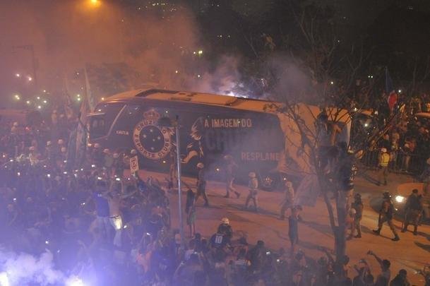 Jogadores desceram do nibus em meio  torcida na chegada ao Mineiro