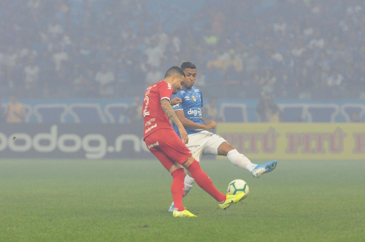 Fotos do primeiro tempo do duelo entre Cruzeiro e Internacional, no Mineiro, pela semifinal da Copa do Brasil