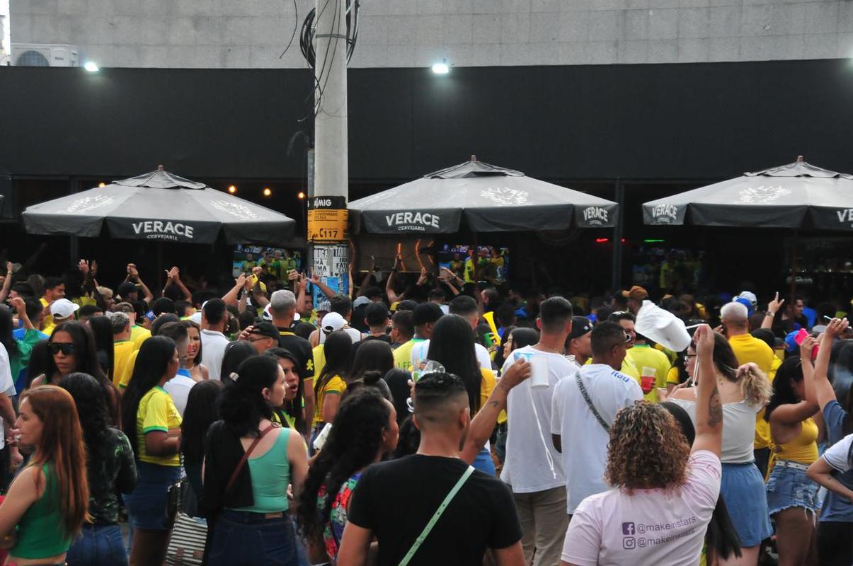 Movimento na Rua Alberto Cintra, em BH, durante jogo do Brasil contra a Srvia, pela abertura da Copa do Mundo do Catar