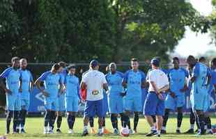 Cruzeiro se reapresentou aps estreia na Copa Libertadores e iniciou sua preparao para o clssico de domingo, s 11h, no Independncia, contra o Atltico, pela nona rodada do Mineiro. As novidades foram as presenas do atacante Sass e do zagueiro Cac, da base. Fred foi vetado devido a um estiramento na panturrilha direita. 