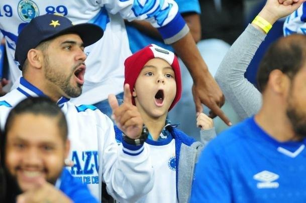 Torcedores do Cruzeiro lotam as arquibancadas do Mineiro para acompanhar a partida vlida pelas quartas de final da Copa do Brasil