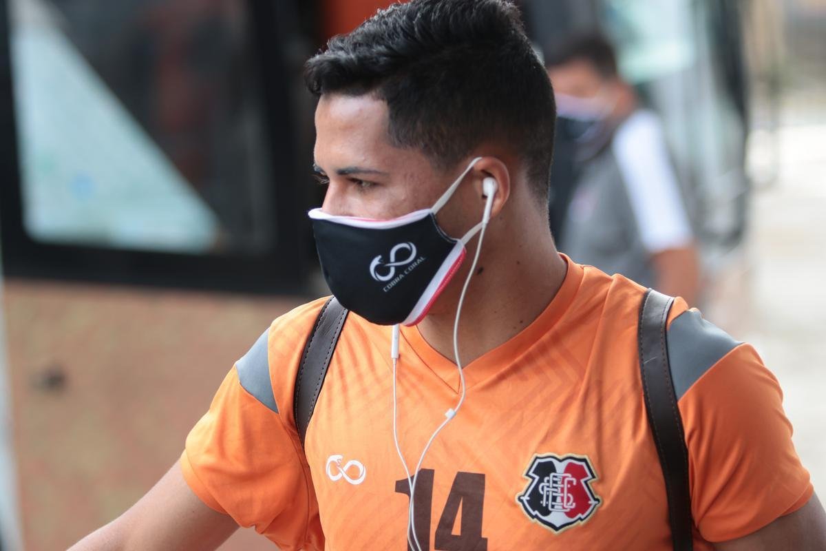 Jogadores do Santa Cruz treinaram no estádio do Arruda, já apresentando trabalhos com bola no gramado, sob a supervisão do técnico Itamar Schülle. Todos os atletas e os membros da comissão técnica seguem submetidos às medidas de afastamento social.