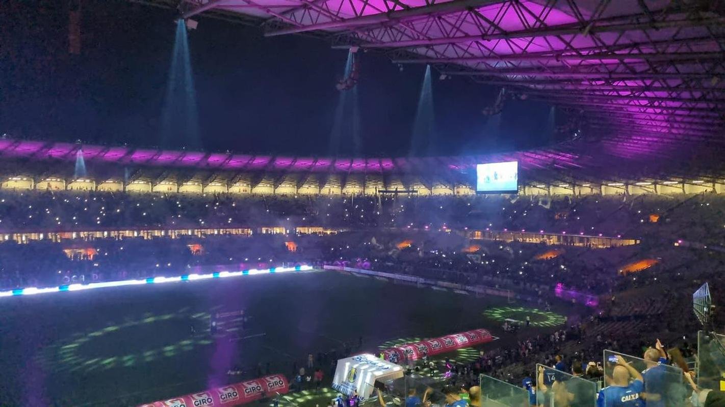 Mineiro teve show de luzes e iluminao especial antes do jogo entre Cruzeiro e Ituano pela Srie B do Campeonato Brasileiro. Estdio aderiu  campanha Outubro Rosa, de conscientizao da sociedade para a preveno do cncer de mama. Houve ainda espetculo com fogos e aes de patrocinadores do clube na esplanada para o torcedor, que festejou com o time o ttulo da Srie B do Brasileiro