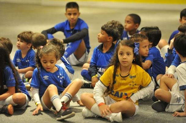 Torcida do Cruzeiro encarou frio e crise de abastecimento para apoiar o time contra o Palmeiras, no Mineiro