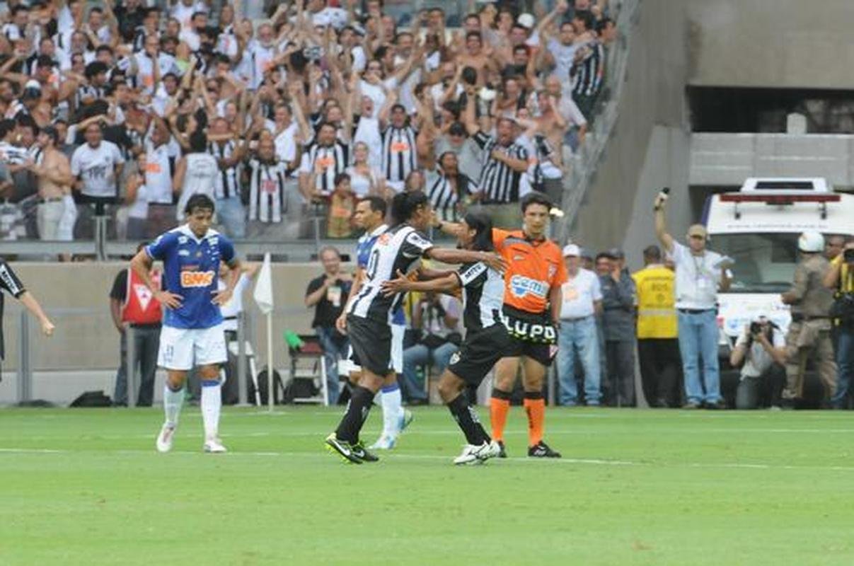 Fotos exclusivas do clssico entre Atltico e Cruzeiro na reabertura do novo Mineiro