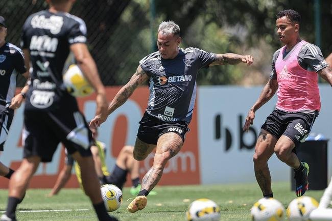 Fotos do treino do Atltico nesta quarta-feira (12/10), na Cidade do Galo. Em recuperao de um incmodo na panturrilha esquerda, Hulk fez funcional no campo e ainda  dvida para o confronto contra o Flamengo, no sbado, s 20h30, no Maracan, pelo Brasileiro