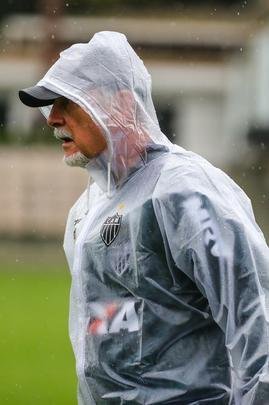Atltico treinou sob chuva intensa na Cidade do Galo nesta quinta-feira  tarde