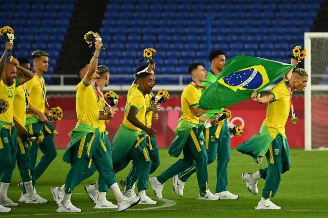 Jogadores da Sele��o Brasileira recebem a medalha de ouro pela conquista ol�mpica no futebol