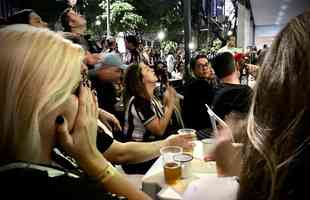 Nesta quinta-feira (2), torcedores do Atltico lotaram os bares de BH para acompanhar Bahia x Galo, jogo adiado da 32 rodada do Campeonato Brasileiro. Na imagem, Devotos Bar.