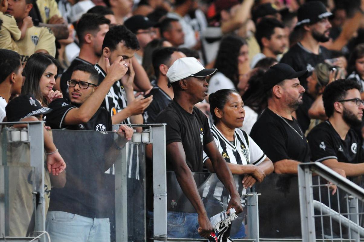 Reaes de Hulk e da torcida do Atltico no jogo com o Libertad