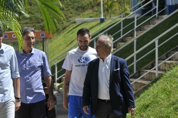Meia argentino foi apresentado como novo reforo do Cruzeiro nesta quinta-feira (18 de janeiro)