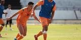 Jogadores do Santa Cruz treinaram no est�dio do Arruda, j� apresentando trabalhos com bola no gramado, sob a supervis�o do t�cnico Itamar Sch�lle. Todos os atletas e os membros da comiss�o t�cnica seguem submetidos �s medidas de afastamento social.
