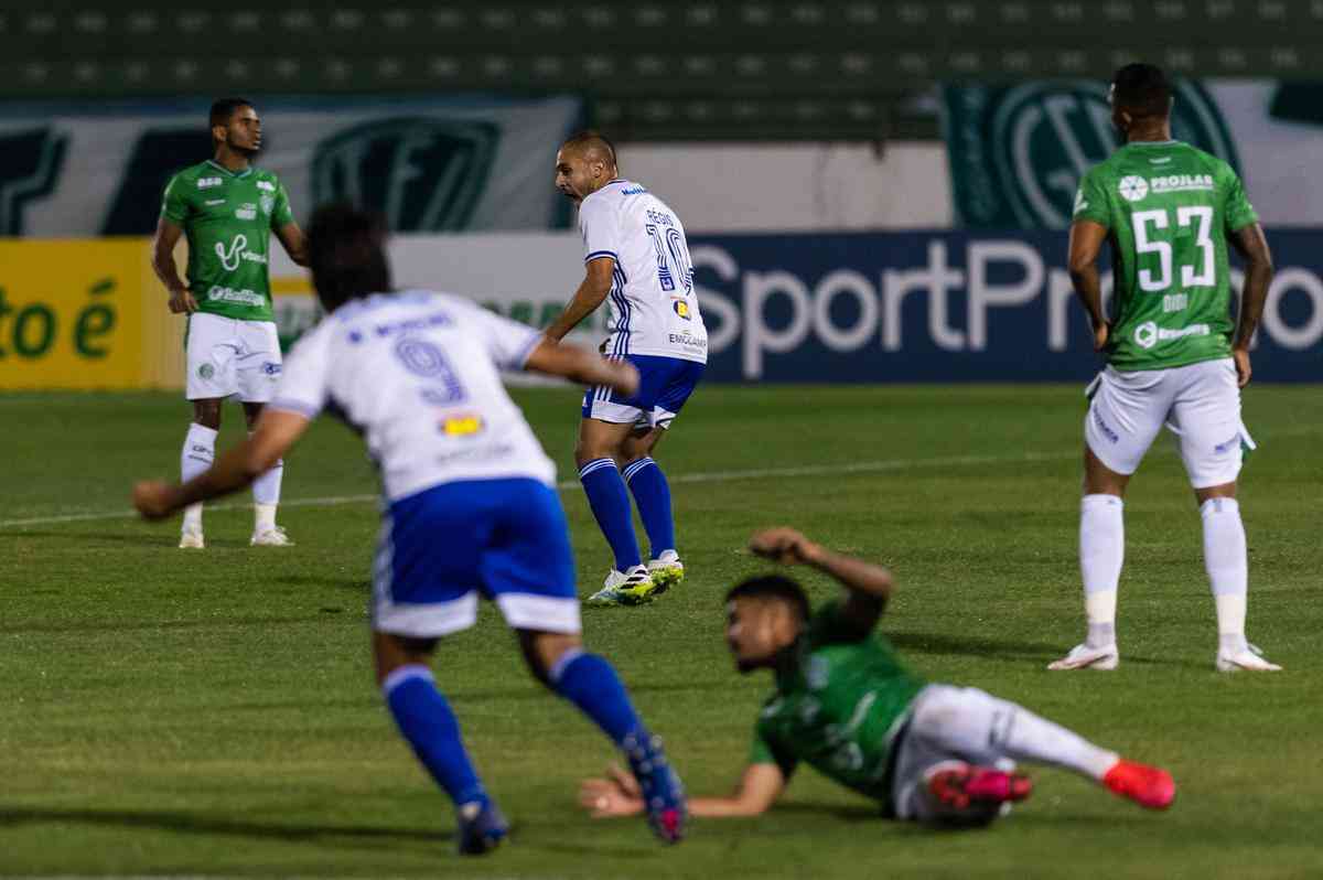 Fotos do jogo entre Guarani e Cruzeiro no Estdio Brinco de Ouro da Princesa, em Campinas, pela segunda rodada da Srie B