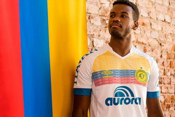 Camisa nmero dois da Chapecoense homenageia o povo colombiano, que acolheu o clube aps acidente