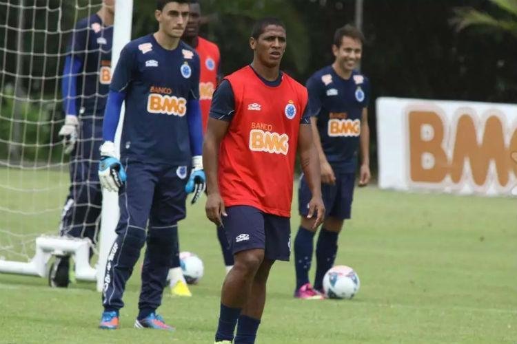 Uelliton (2013) - O volante deixou o Cruzeiro com apenas seis jogos disputados