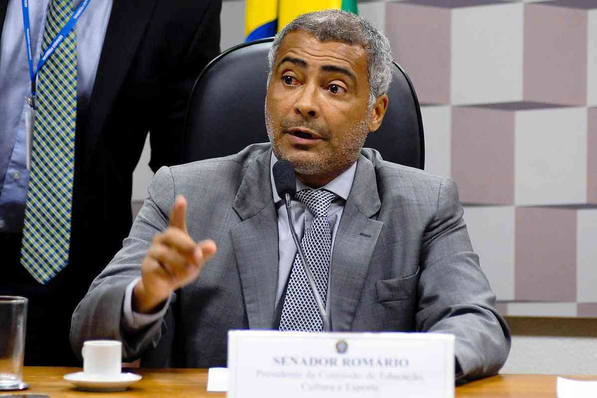 Ex-atacante, o baixinho Romrio (PL) foi reeleito senador pelo Rio de Janeiro. Recebeu 2.384.331 votos.

