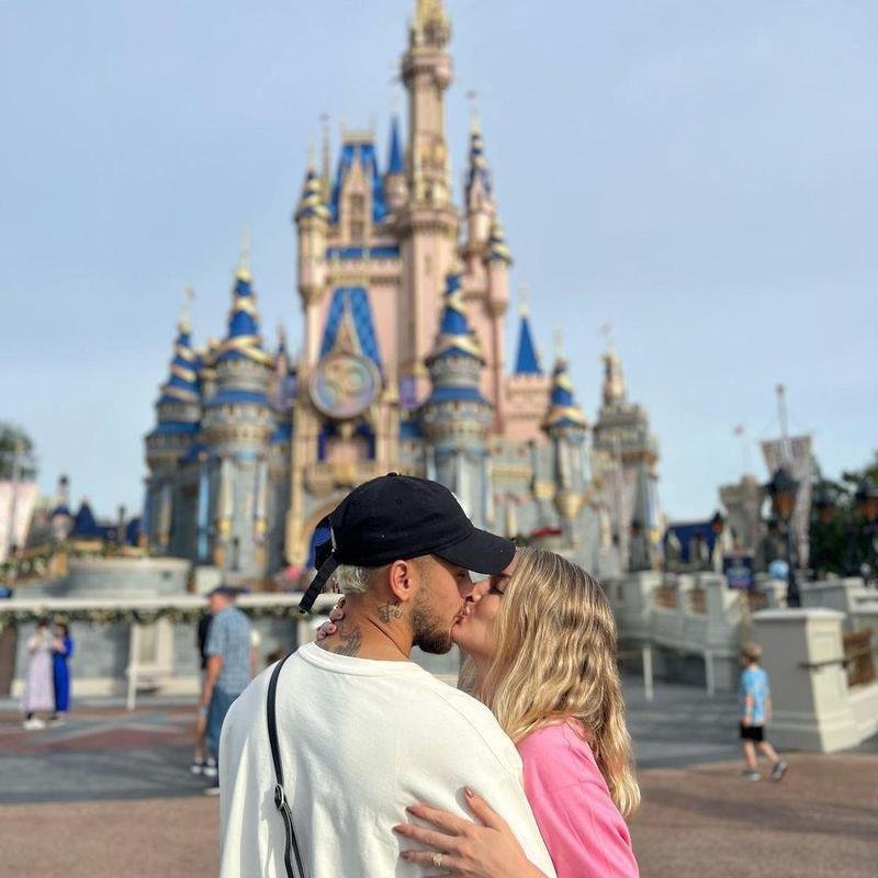 Lateral-direito Guga com a namorada na Disney