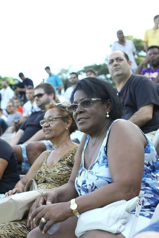 21/03/2014 - Dona Miguelina, me de Ronaldinho, acompanha treino do craque na Cidade do Galo, centro de treinamento do Atltico, em Vespasiano