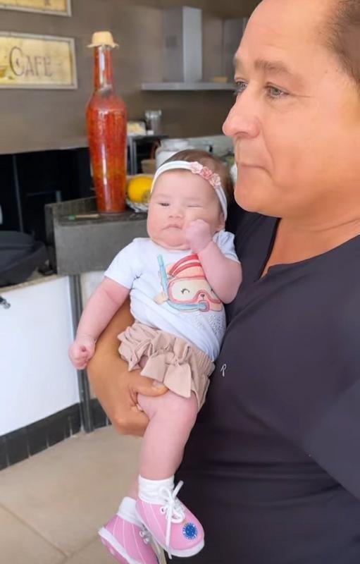 Neta de Leonardo com sapatinho do Cruzeiro