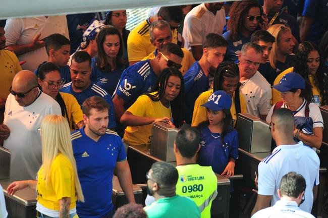 Fotos da torcida do Cruzeiro antes e durante a partida contra o Cricima, neste domingo (4), no Mineiro, pela 28 rodada da Srie B