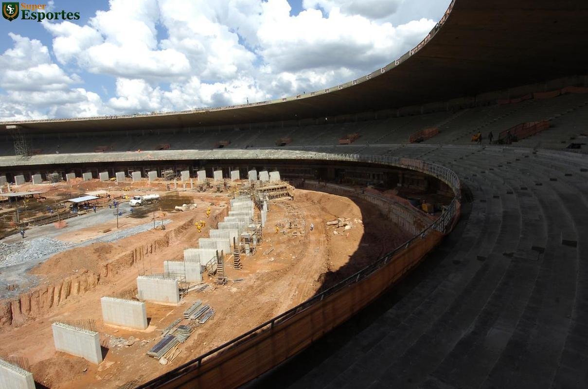 12/12/2011 - Avanam as obras de construo do novo anel inferior, com assentos prximos ao campo.