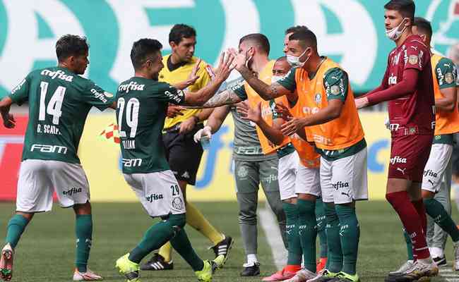 Willian marcou os dois gols da vitória do Palmeiras por 2 a 1 sobre o América no Allianz Parque