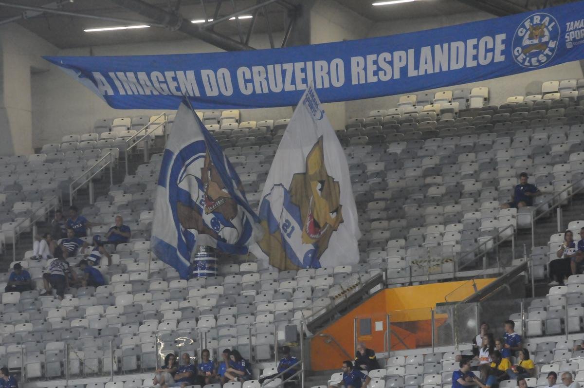 Torcedores do Cruzeiro e do Villa marcaram presena no Mineiro