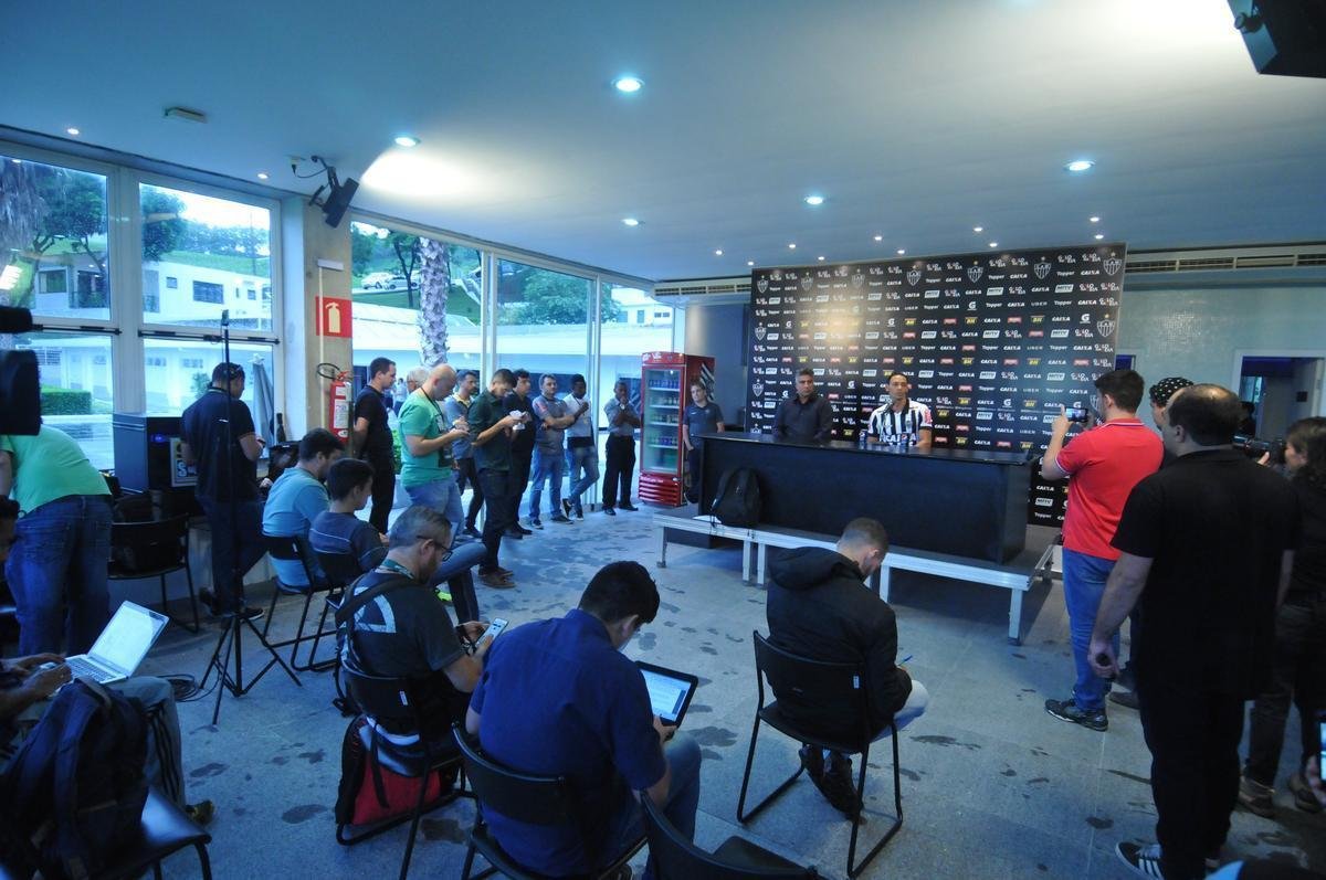 Atltico voltou ao trabalho nesta quinta-feira e apresentou Ricardo Oliveira; alm do atacante, presidente Sergio Sette Cmara e diretor de futebol Alexandre Gallo falaram com os jornalistas