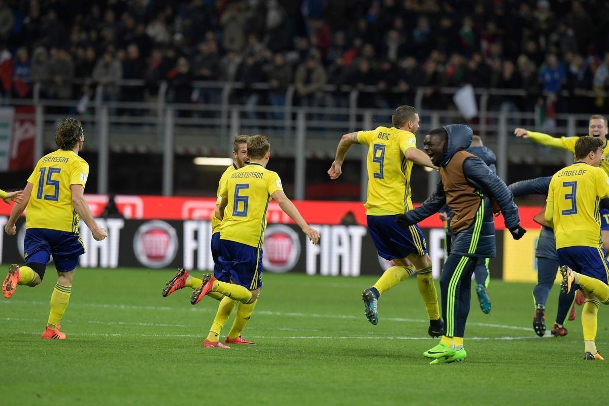 Festa da Sucia com a conquista da vaga na Copa de 2018 sobre a tradicional Itlia