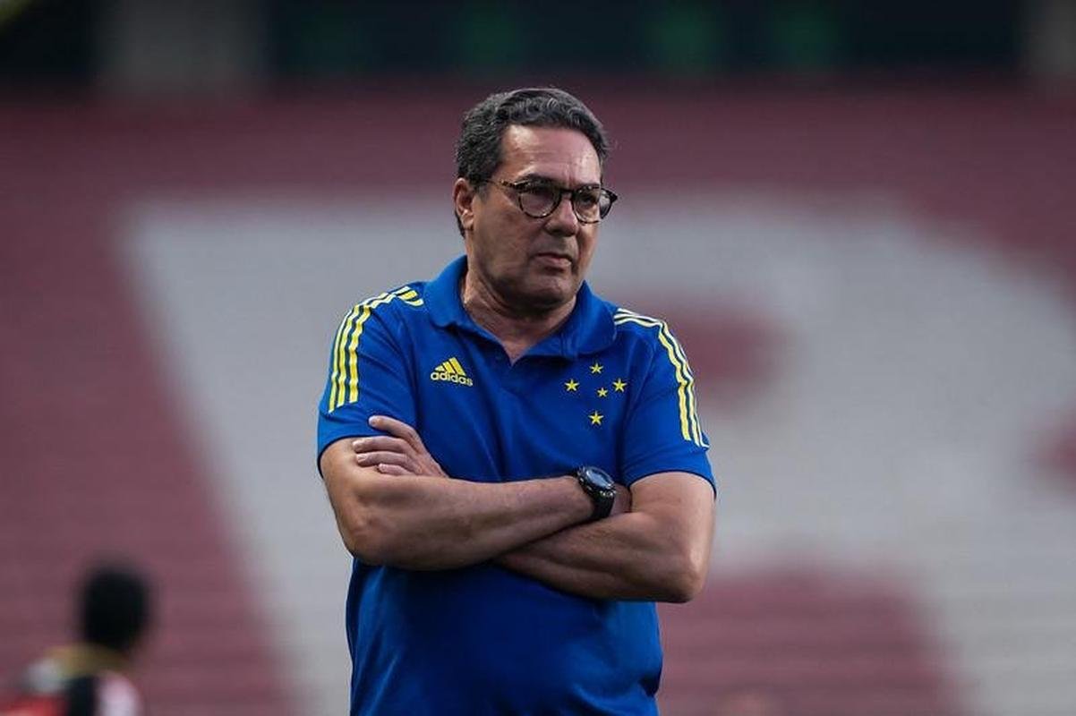 Vanderlei Luxemburgo, que est livre no mercado desde dezembro de 2021