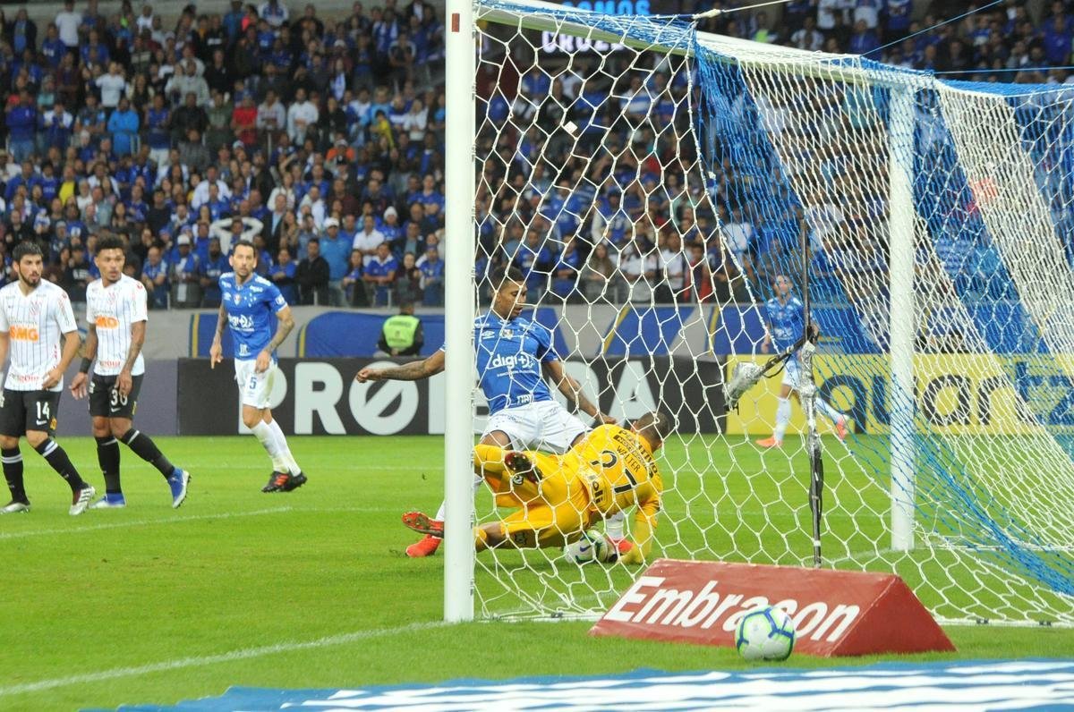 Fotos de Cruzeiro x Corinthians, no Mineiro, pela oitava rodada do Campeonato Brasileiro
