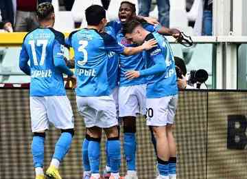 Líder isolada da competição, equipe de Nápoles venceu por 4 a 0; Osimhen (2), Kvaratskhelia e Ndombélé fizeram os gols 