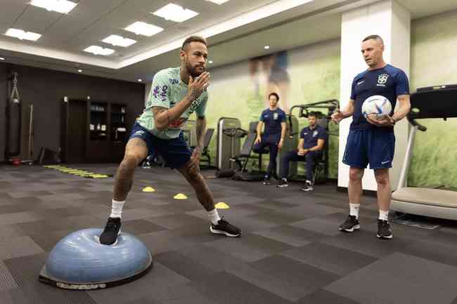 Imagens de Neymar em recuperao na fisioterapia 