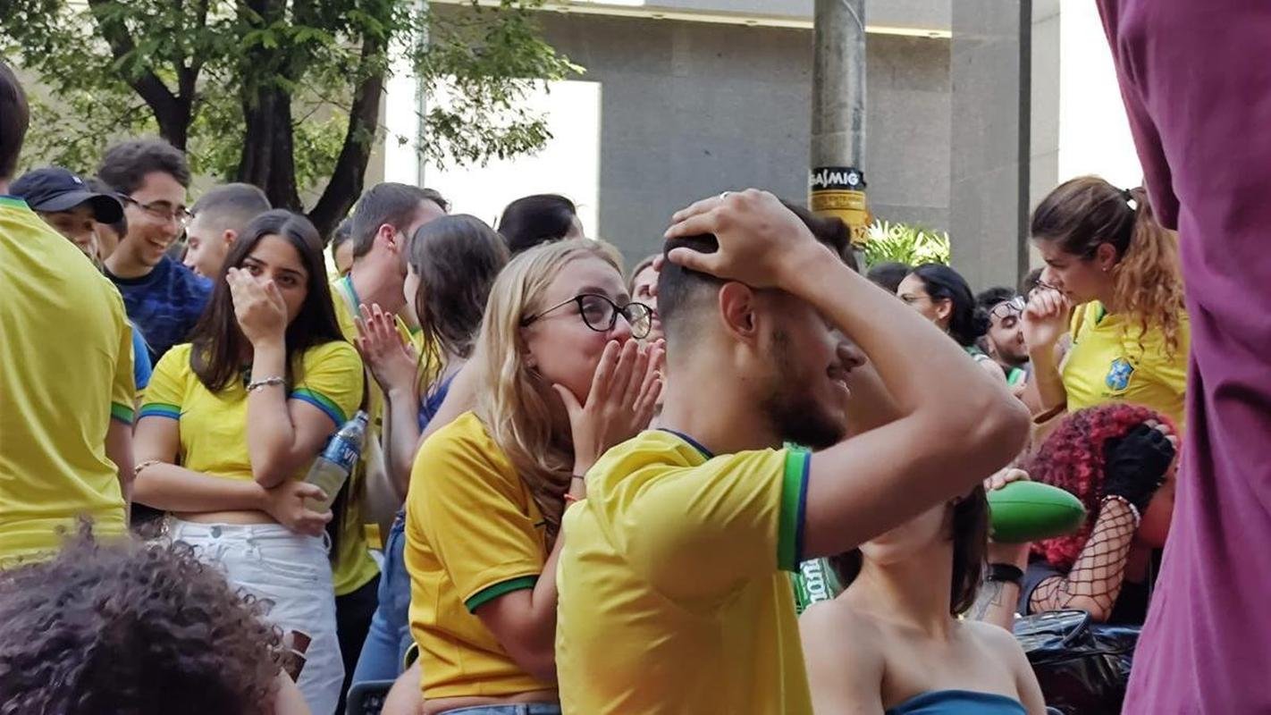 Tristeza da torcida com a eliminao do Brasil na Copa
