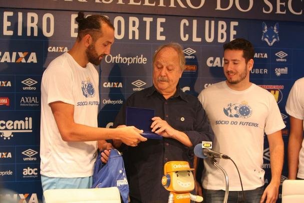 Atacante Barcos, o 'Pirata', vestiu a camisa 28 do Cruzeiro e falou sobre desejo de conquistar muitos ttulos