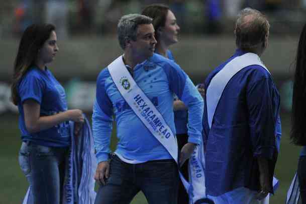 Jogadores, integrantes da comisso tcnica e dirigentes do Cruzeiro recebem faixas alusivas ao ttulo da Copa do Brasil