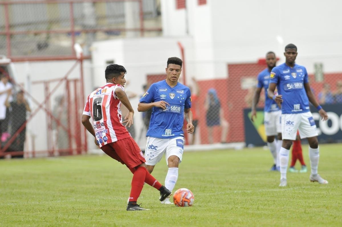 Fotos do duelo entre Villa Nova e Cruzeiro, neste domingo
