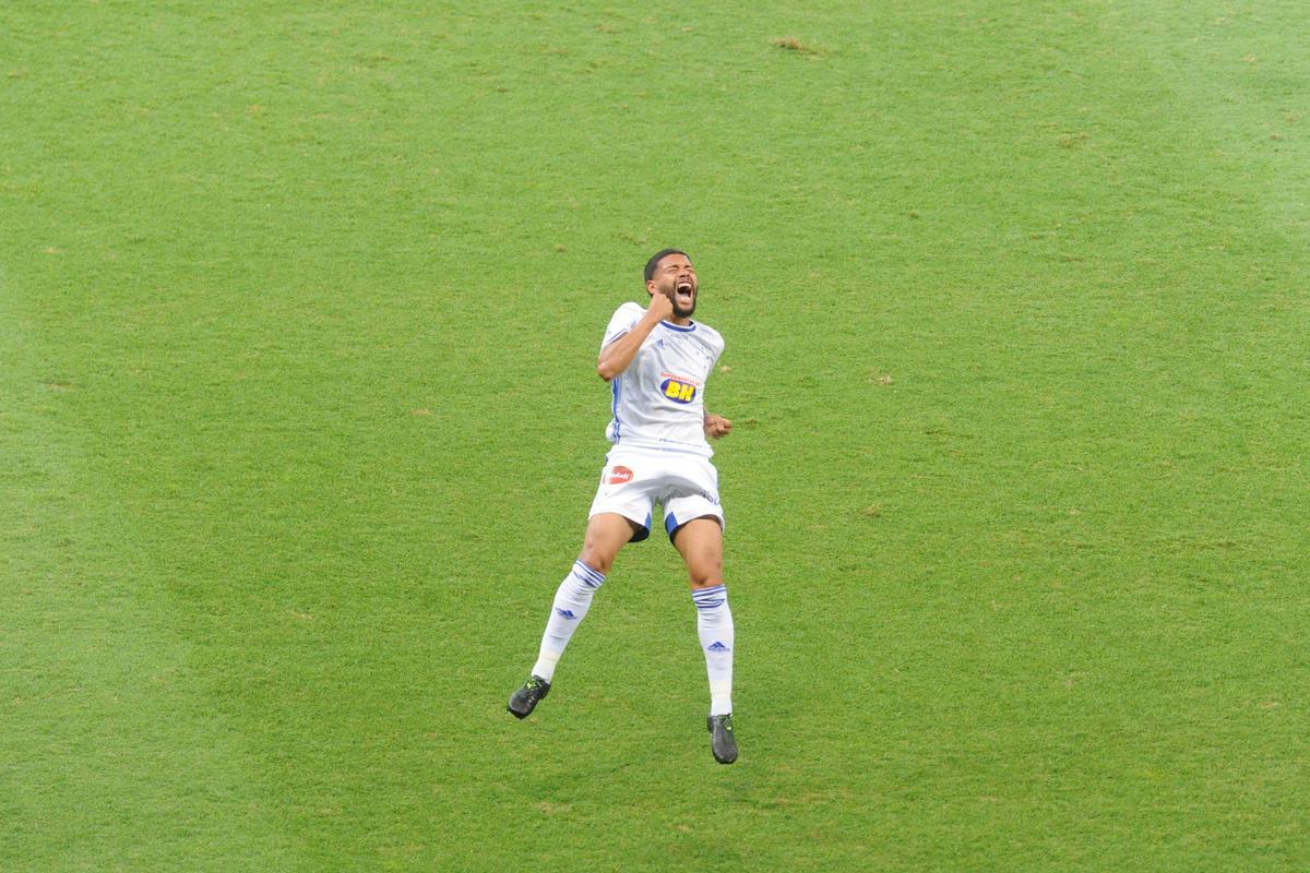 Fotos do jogo entre Cruzeiro e Ponte Preta, no Mineiro, em Belo Horizonte, pela 12 rodada da Srie B do Campeonato Brasileiro